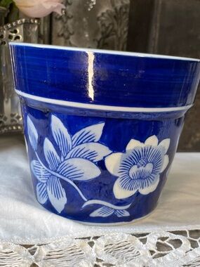 Vintage blue & white floral flower pot